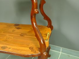 Guéridon Art nouveau en marqueterie à décor de papillons et de feuilla