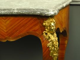 Console de style Louis XV en marqueterie, ornementation de bronze doré