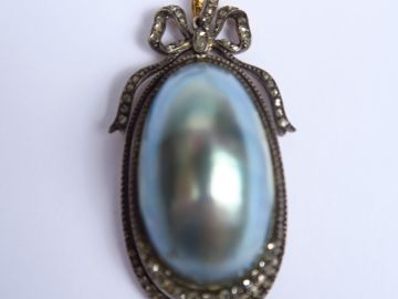 Pendentif articulé de style louis XVI en argent, orné d'une nacre et d