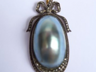 Vente aux enchères Pendentif articulé de style louis XVI en argent, orné d'une nacre et d