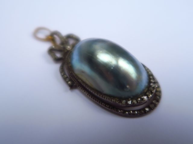 Pendentif articulé de style louis XVI en argent, orné d'une nacre et d