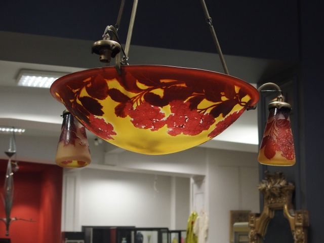 GALLE. Grande suspension en verre, décor d’hortensias rouge sur fond j
