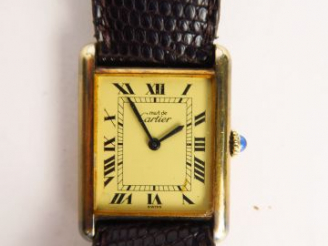 Vente aux enchères CARTIER. Montre modèle Must, cadran en vermeil