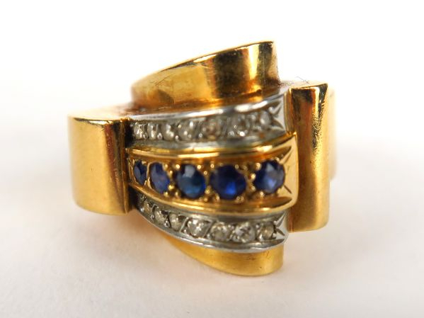 Bague tank en or jaune ornée de brillants et saphirs. Poids tel : 11 g