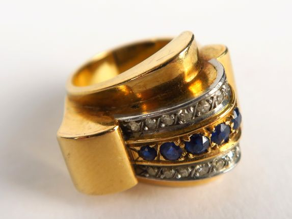 Bague tank en or jaune ornée de brillants et saphirs. Poids tel : 11 g