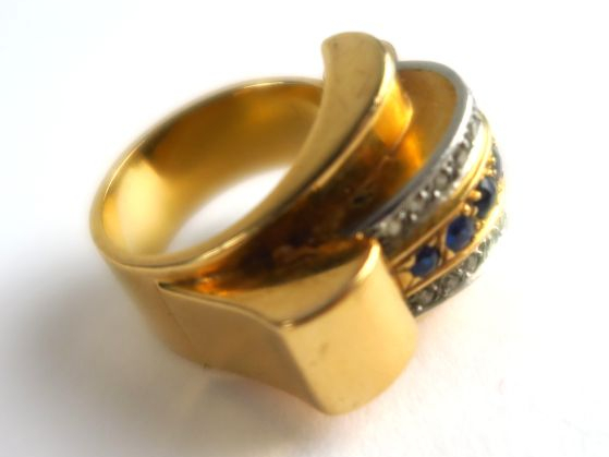 Bague tank en or jaune ornée de brillants et saphirs. Poids tel : 11 g