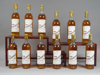 Vente aux enchères 12 BOUTEILLES CHÂTEAU LA TOUR BLANCHE 1er CC SAUTERNES - 1976 - CBO - 