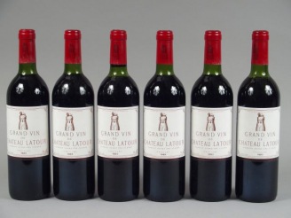 Vente aux enchères 6 BOUTEILLES CHÂTEAU LATOUR 1er GCC PAUILLAC - 1983 - 4 BG/2 LB