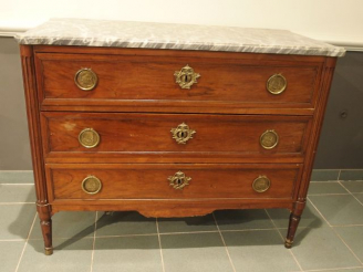 Vente aux enchères Commode Louis XVI en noyer ouvrant à trois tiroirs en façade, dessus m