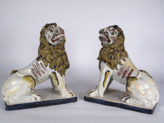 Vente aux enchères Paire de lions en faïence de l'Est, vers 1800.  Dim. 35 x 30 x 13,5 cm
