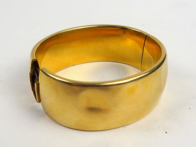 Bracelet manchette en or. Poids : 49,6 g