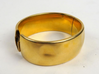 Vente aux enchères Bracelet manchette en or. Poids : 49,6 g