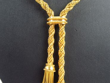 Collier en or, maille torsadée figurant de la passementerie. Poids : 4