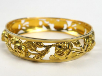 Vente aux enchères Bracelet jonc en or ajouré à décor de roses. Poids : 47,9 g