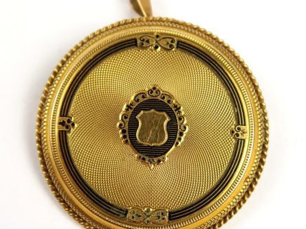 Broche ronde en or jaune guilloché. Poids : 5.6 g