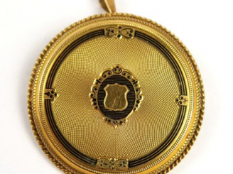 Vente aux enchères Broche ronde en or jaune guilloché. Poids : 5.6 g