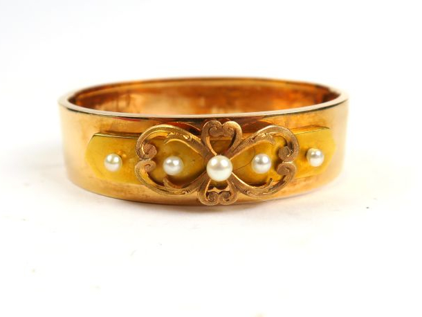 	Bracelet jonc Napoléon III en or, à décor de perles.  Poids :  20 g