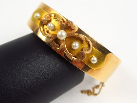 	Bracelet jonc Napoléon III en or, à décor de perles.  Poids :  20 g