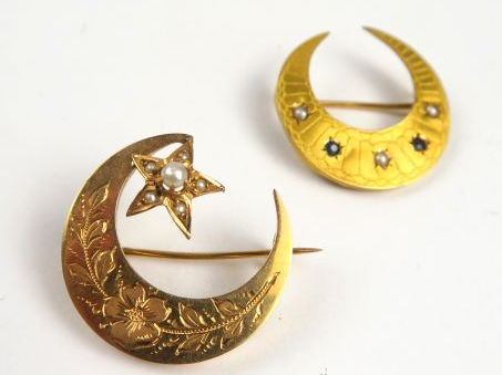 	Deux broches en forme de croissant de lune, à décor de perles et de p