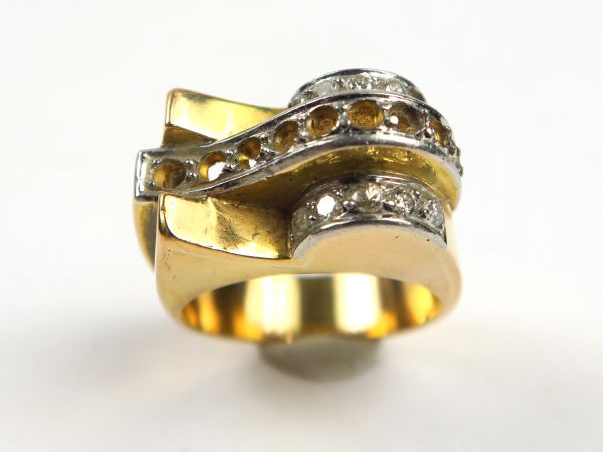 Bague tank en or jaune et petits diamants (manques). Poids tel : 10 g
