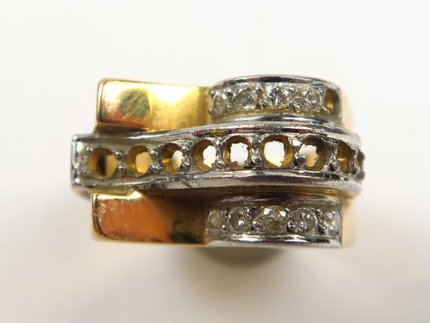Bague tank en or jaune et petits diamants (manques). Poids tel : 10 g