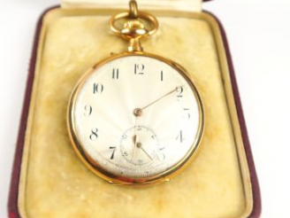 Vente aux enchères Montre de gousset extra plate en or, monogrammée AS. Poids tel : 55,88