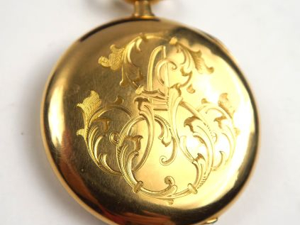 Montre de gousset extra plate en or, monogrammée AS. Poids tel : 55,88