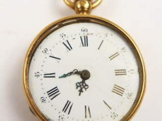 Vente aux enchères Montre de col en or, accidentée et sans la vitre. Poids tel : 24,5 g