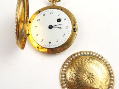 Montre de gousset en or, à décor guilloché rehaussé de perles. Poids t
