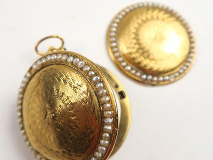 Montre de gousset en or, à décor guilloché rehaussé de perles. Poids t
