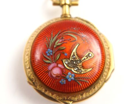 Montre de col émaillée et rehaussée de diamants taillés en rose. Poids