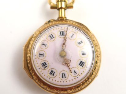 Montre de col émaillée et rehaussée de diamants taillés en rose. Poids