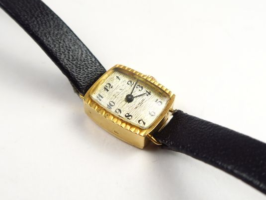 Montre de dame de marque PAX, boitier en or. Poids tel : 9 g
