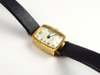 Vente aux enchères Montre de dame de marque PAX, boitier en or. Poids tel : 9 g