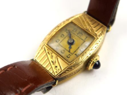 Montre Art Déco, cadran en or, bracelet en cuir. Poids tel : 10 g