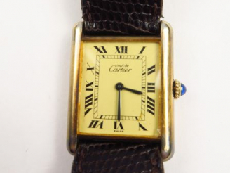 Vente aux enchères CARTIER. Montre modèle Must, cadran en vermeil