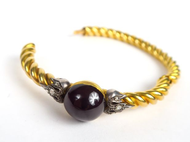 Bracelet  jonc en or torsadé, orné d'une pierre rouge cabochon, et de 