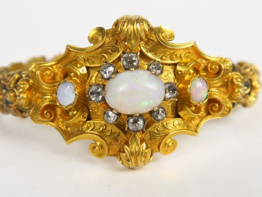 Bracelet Napoléon III en or jaune, orné de trois opales, dont celle ce