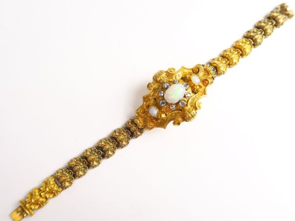 Bracelet Napoléon III en or jaune, orné de trois opales, dont celle ce
