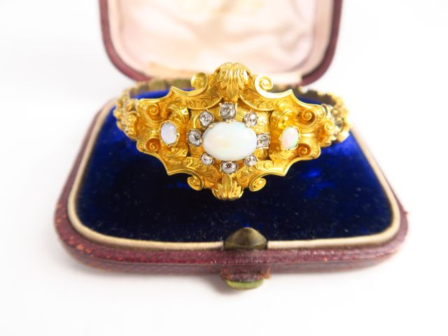 Bracelet Napoléon III en or jaune, orné de trois opales, dont celle ce