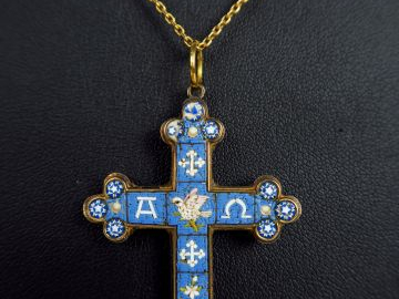 Croix en micro-mosaique et une chaine en or. Poids tel : 9,7 g