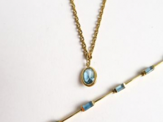 Vente aux enchères Chaine en or maille forçat et pendentif sertie d'une pierre bleue. On 