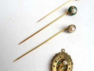 Vente aux enchères Trois épingles de cravate en or, ornées de perles, émail ou perles, et