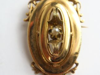 Vente aux enchères Broche de forme ovale en or,  transformable en pendentif. Poids : 4,8 