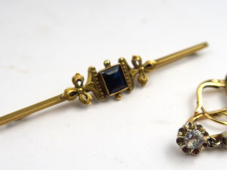 Broche en or à décor de trèfles, et d’une pierre bleue au centre. Poid