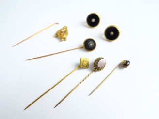 Vente aux enchères Deux épingles de cravate Napoléon III en or, onyx, perles et roses. On