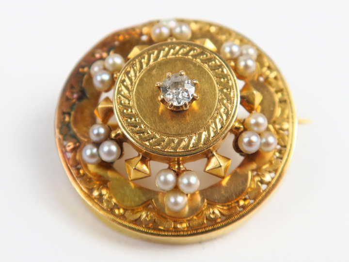 Broche ronde en or, ornée de perles et d'un diamant taille ancienne en