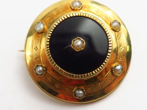 Broche en or, perles et onyx. Poids tel : 5,54 g