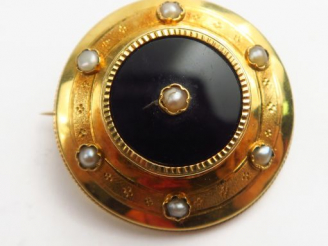 Vente aux enchères Broche en or, perles et onyx. Poids tel : 5,54 g