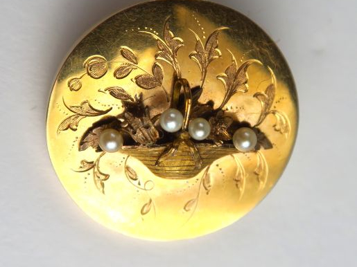 Broche en or, à décor de panier rehaussé de perles. Poids tel : 3,25 g